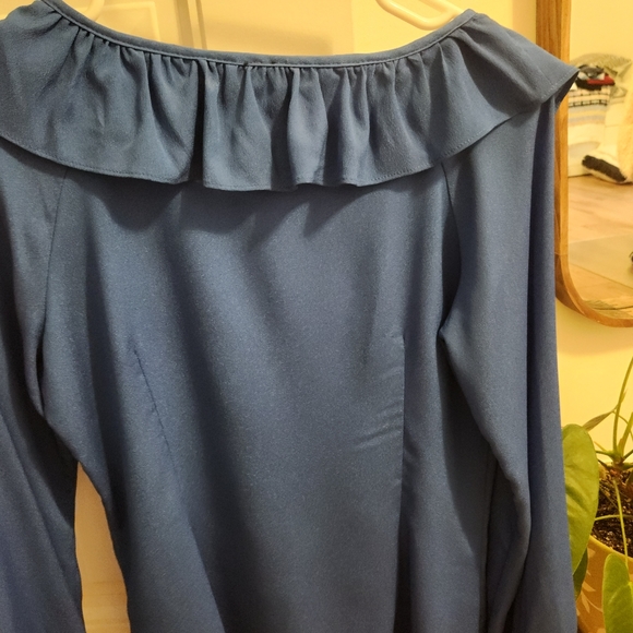 🦋 Adorable blue blouse 🦋 - Picture 5 of 11